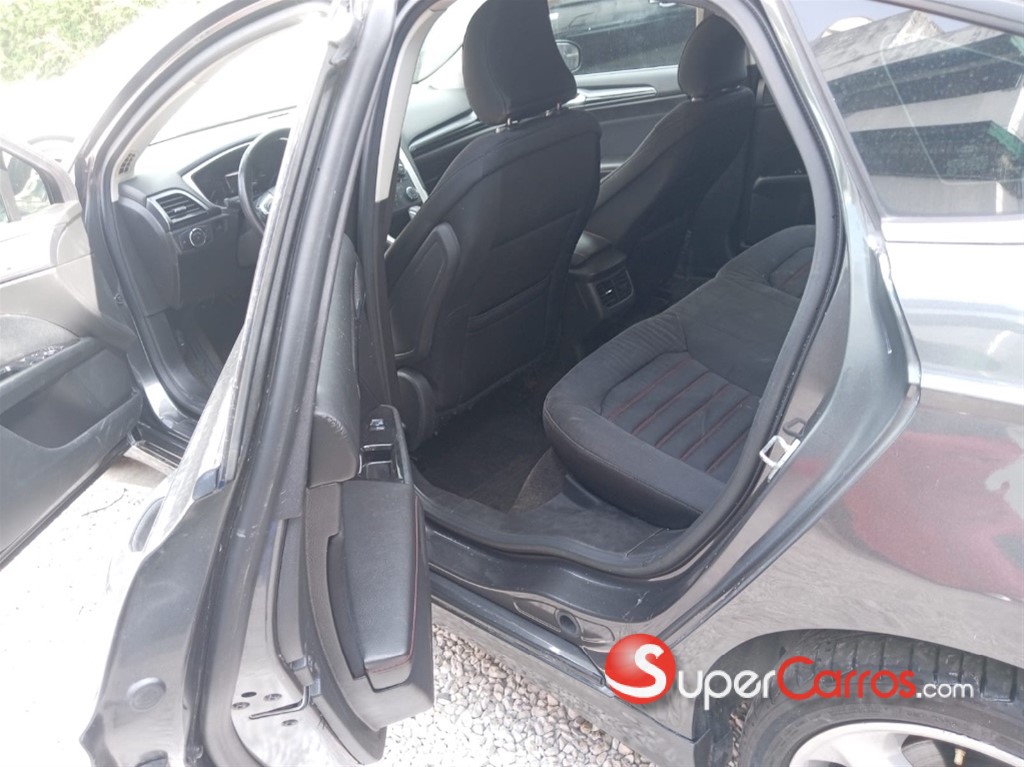 2015 Ford Fusion SE — foto 9 / 10