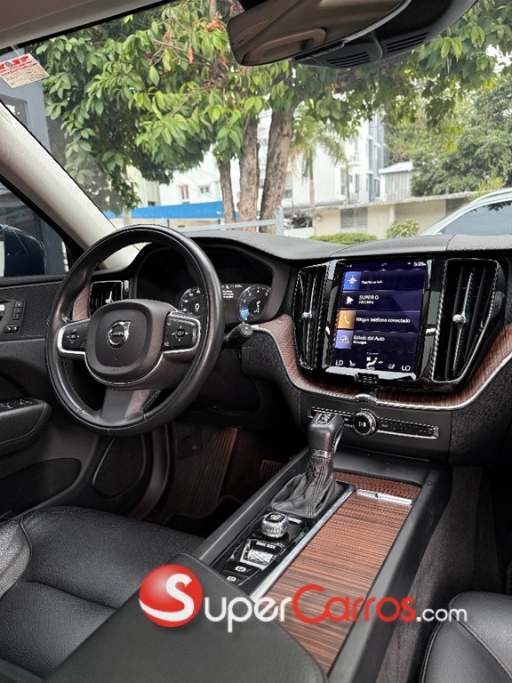 2021 Volvo XC60 Momentum T6 — foto 7 / 11