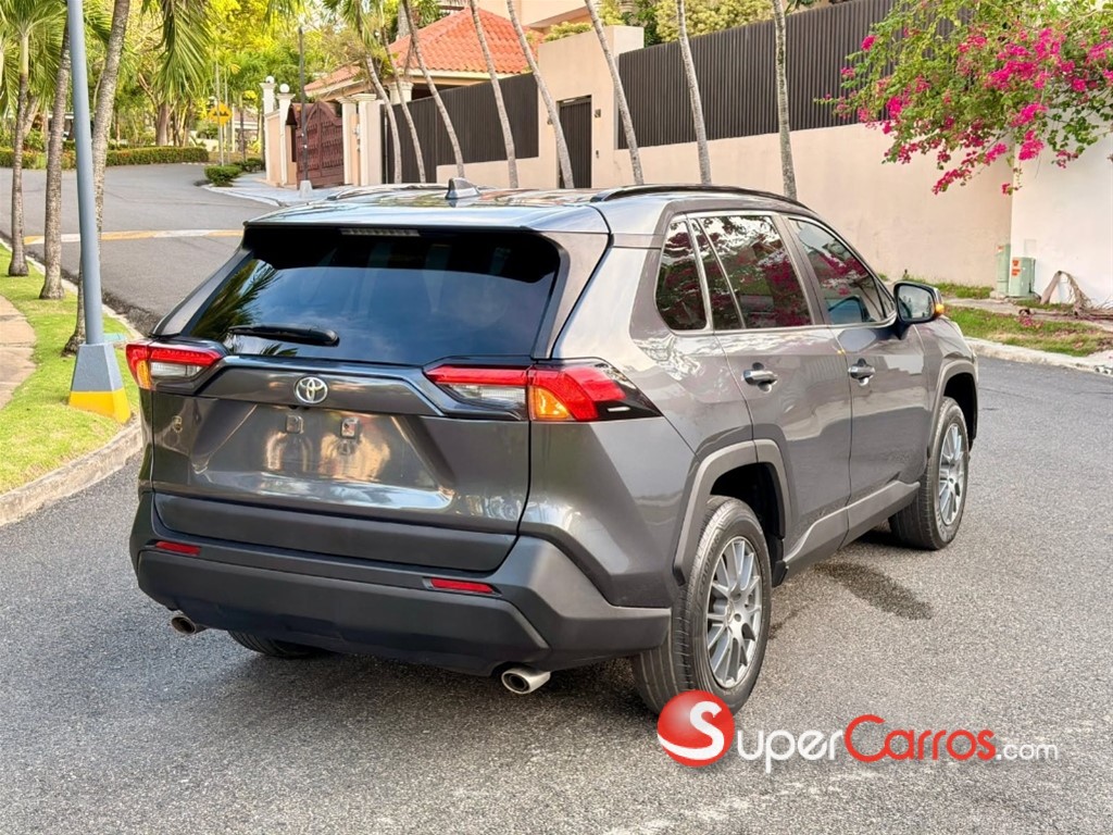 2021 Toyota RAV4 XLE — foto 5 / 12
