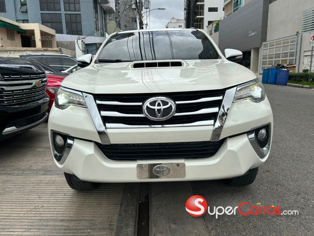 2017 Toyota Fortuner SRV — foto 2 / 12