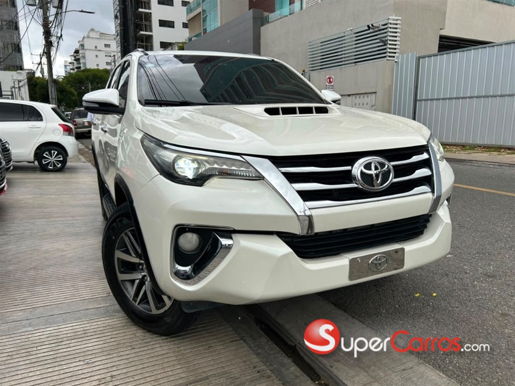 2017 Toyota Fortuner SRV — foto 3 / 12