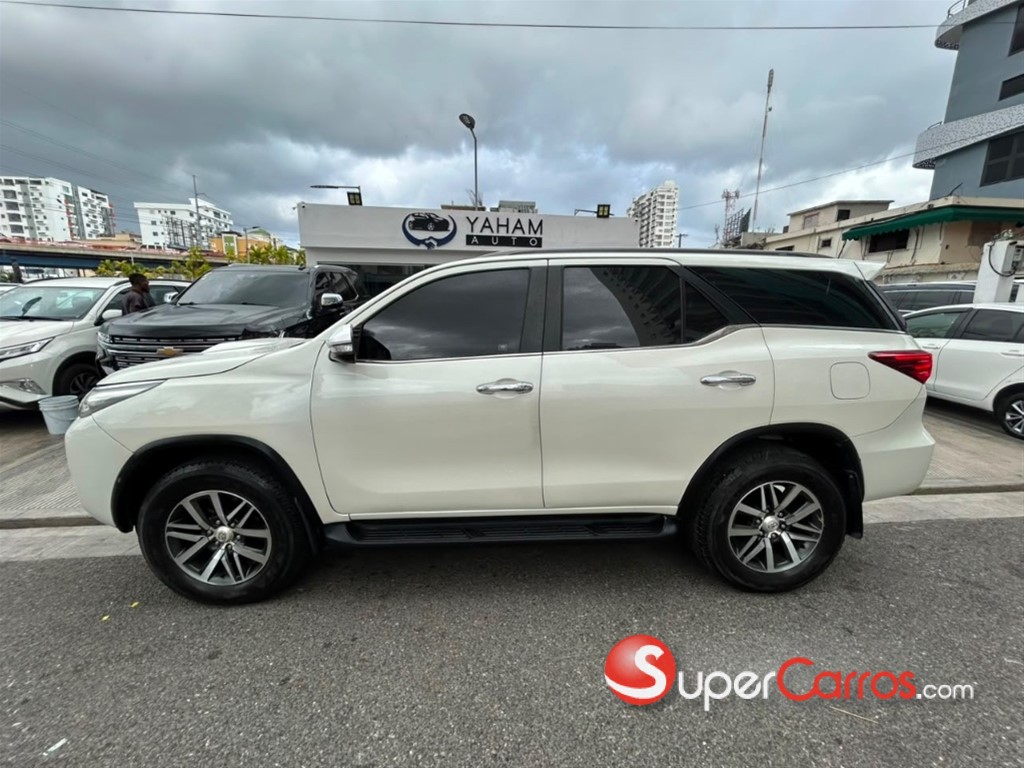 2017 Toyota Fortuner SRV — foto 4 / 12