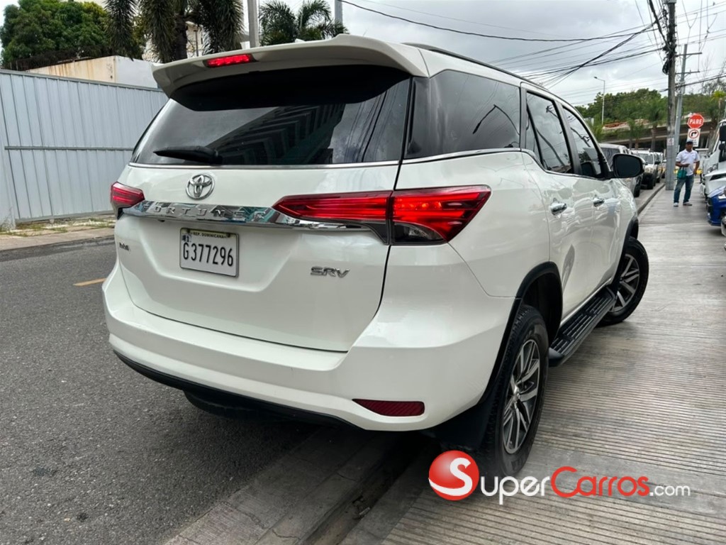 2017 Toyota Fortuner SRV — foto 5 / 12
