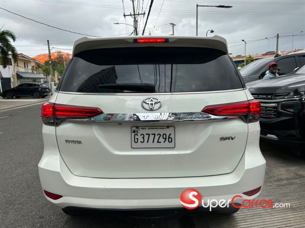 2017 Toyota Fortuner SRV — foto 6 / 12