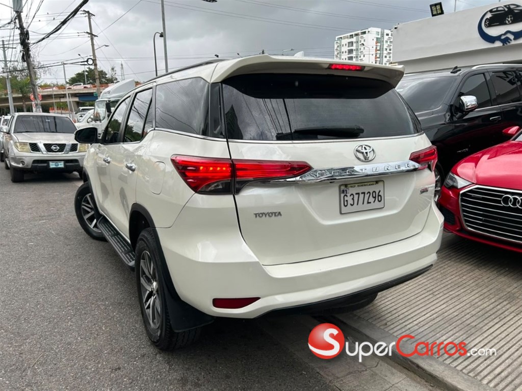 2017 Toyota Fortuner SRV — foto 7 / 12