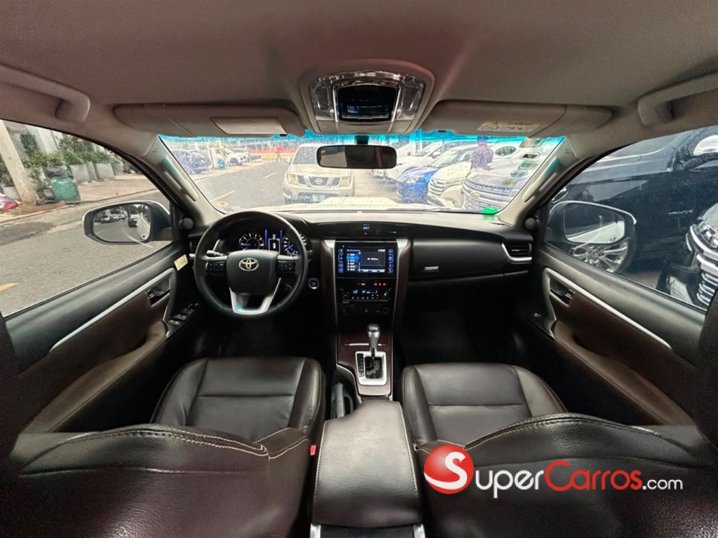2017 Toyota Fortuner SRV — foto 8 / 12