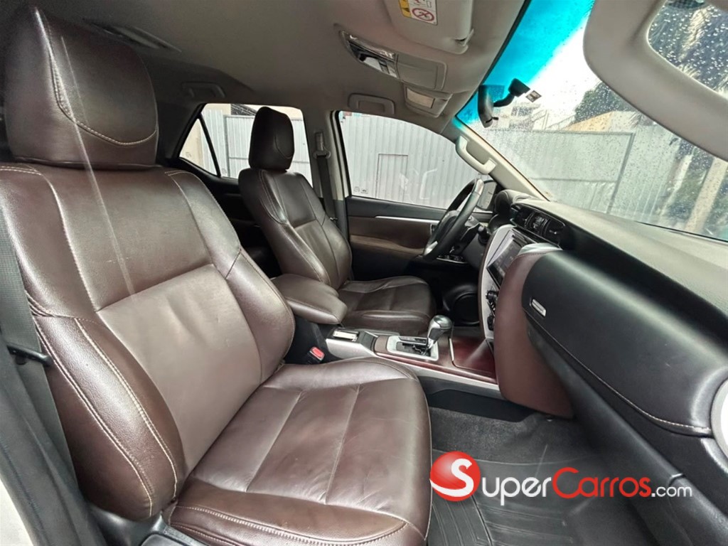 2017 Toyota Fortuner SRV — foto 9 / 12