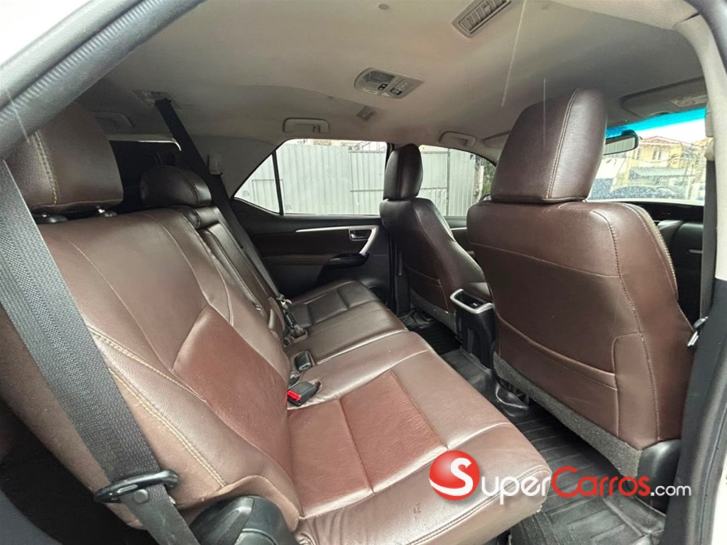 2017 Toyota Fortuner SRV — foto 10 / 12