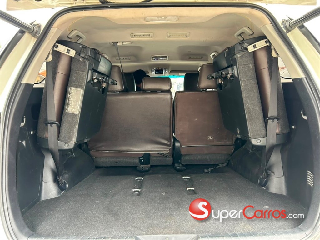 2017 Toyota Fortuner SRV — foto 11 / 12