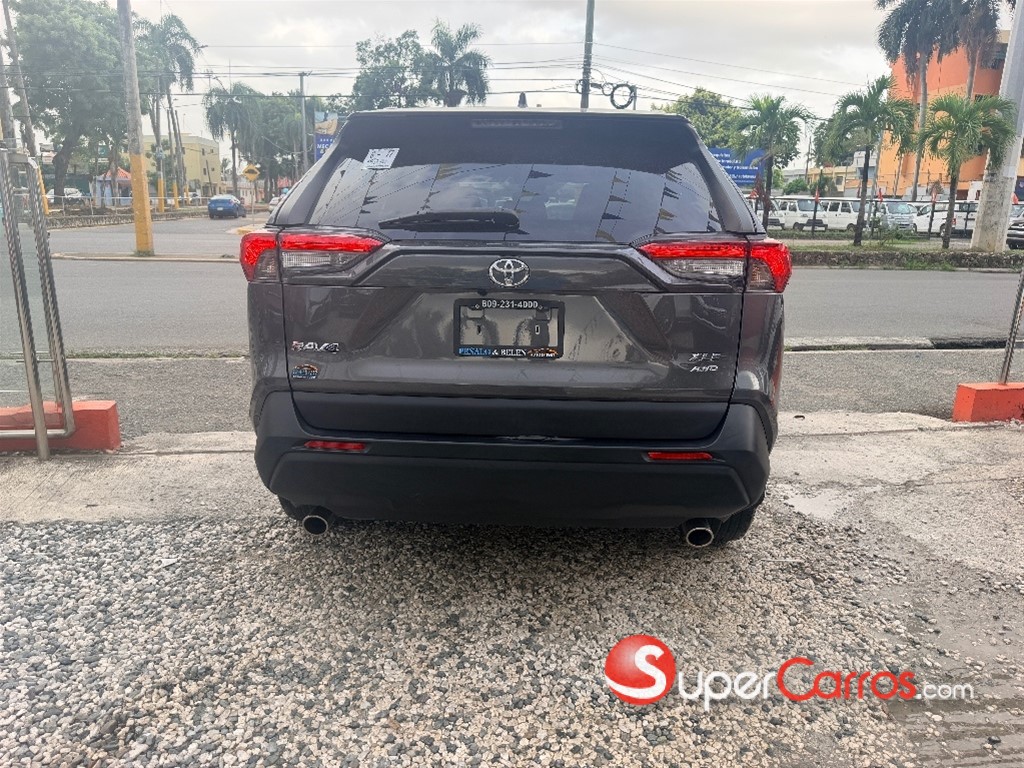 2021 Toyota RAV4 XLE — foto 5 / 10