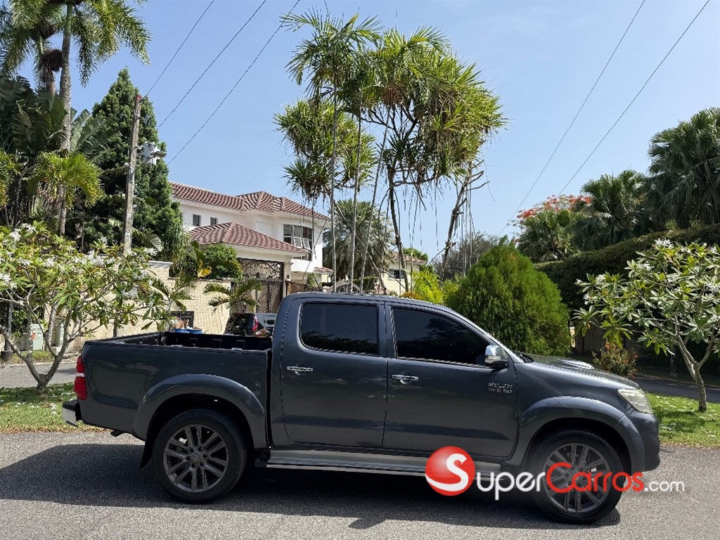 2015 Toyota Hilux SRV — foto 3 / 10