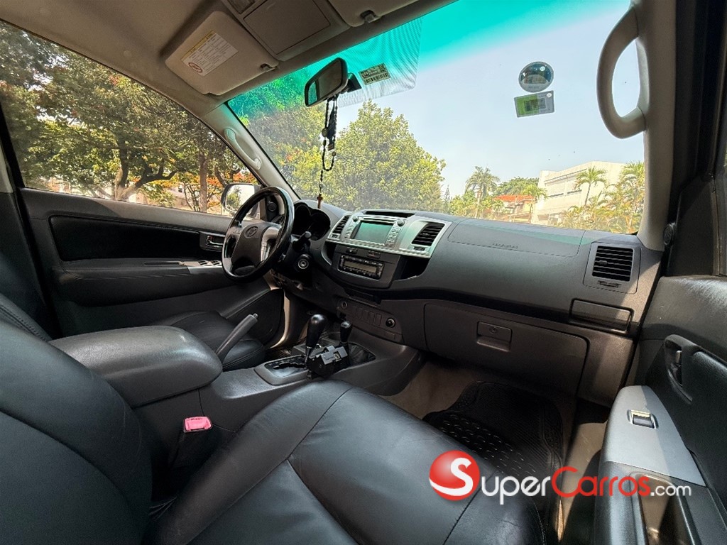 2015 Toyota Hilux SRV — foto 8 / 10