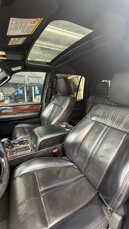 2017 Lincoln Navigator LONG — foto 8 / 10