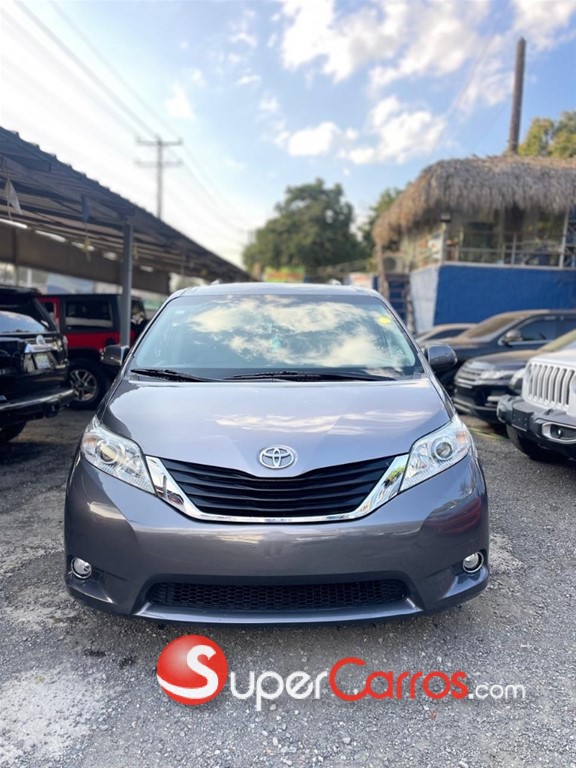 2017 Toyota Sienna LE — foto 2 / 8