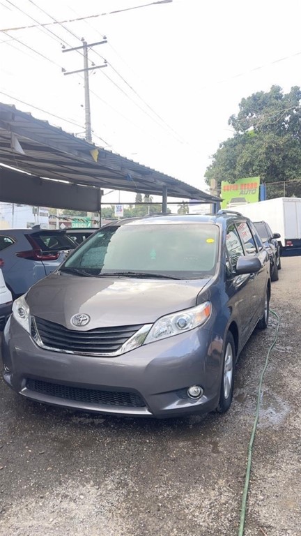 2017 Toyota Sienna LE — foto 3 / 8