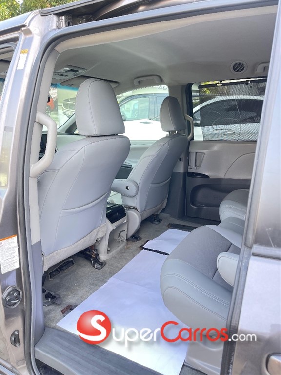 2017 Toyota Sienna LE — foto 6 / 8