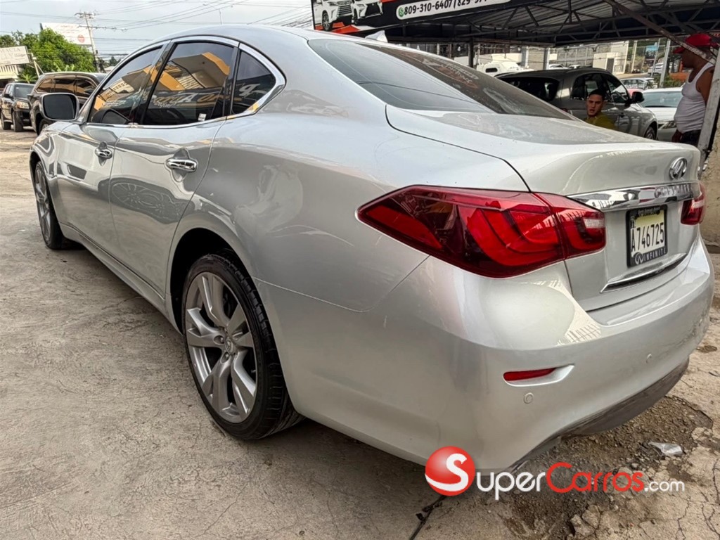 2015 Infiniti Q-70S — foto 2 / 12