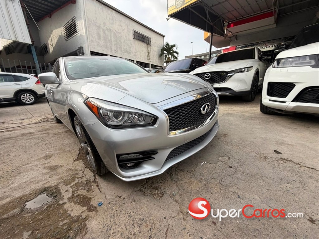 2015 Infiniti Q-70S — foto 8 / 12
