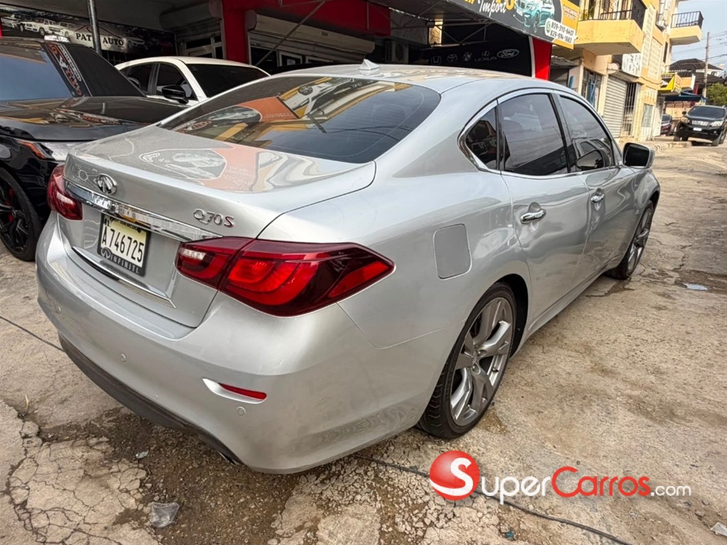 2015 Infiniti Q-70S — foto 9 / 12