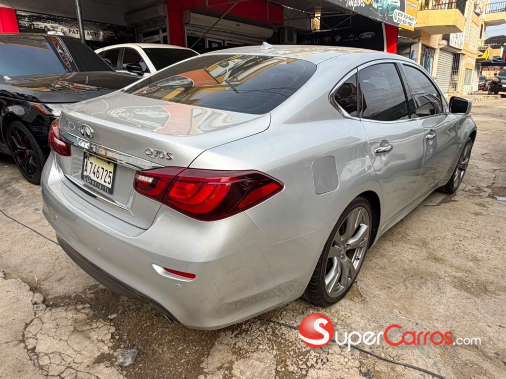 2015 Infiniti Q-70S — foto 10 / 12