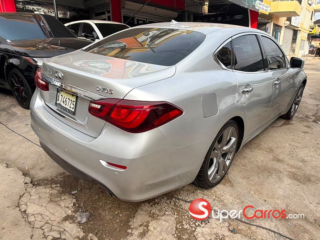 2015 Infiniti Q-70S — foto 11 / 12