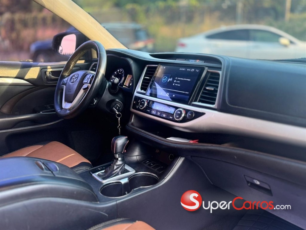 2014 Toyota Highlander LE — foto 3 / 8