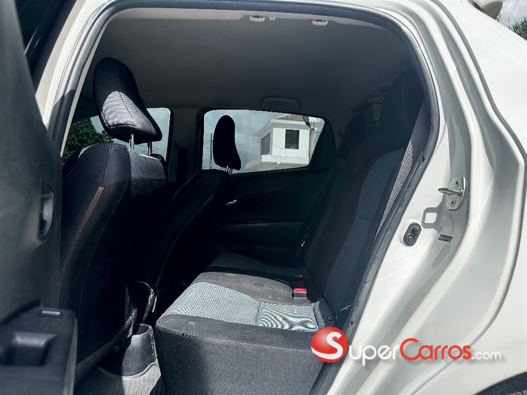 2013 Toyota Yaris — foto 9 / 10