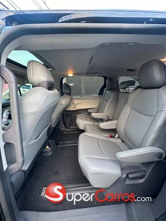 2021 Toyota Sienna XLE — foto 8 / 10