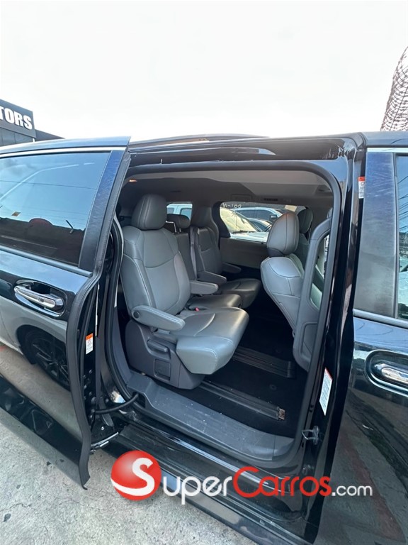 2021 Toyota Sienna XLE — foto 9 / 10