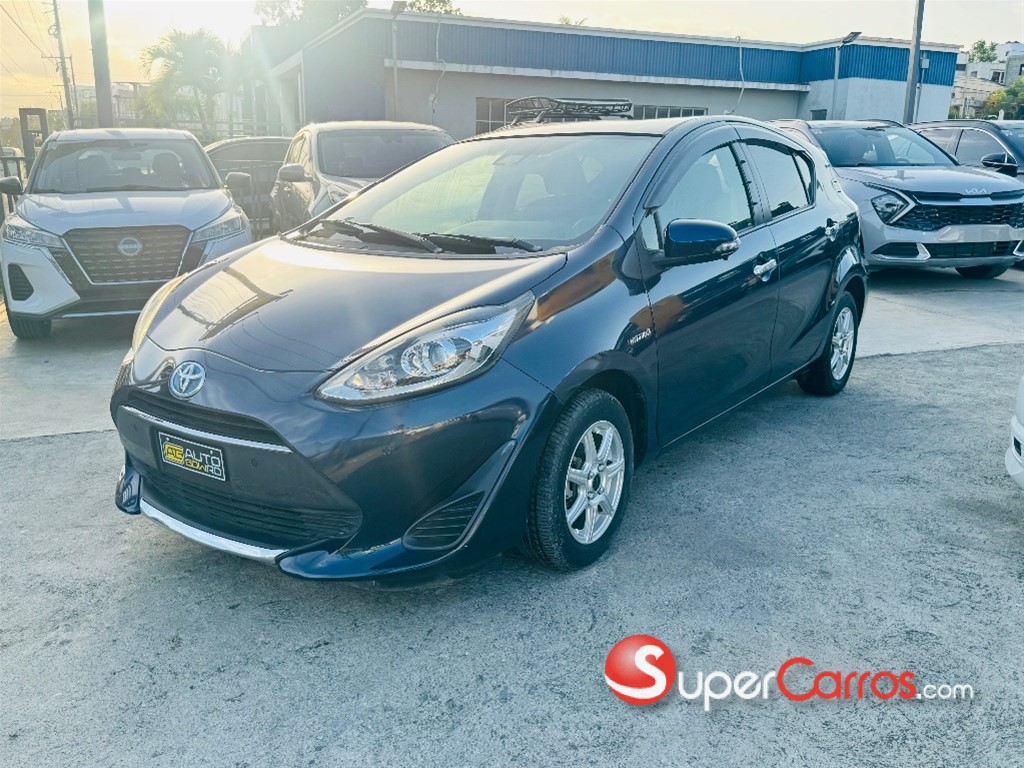 2019 Toyota Aqua Hibrido — foto 2 / 12