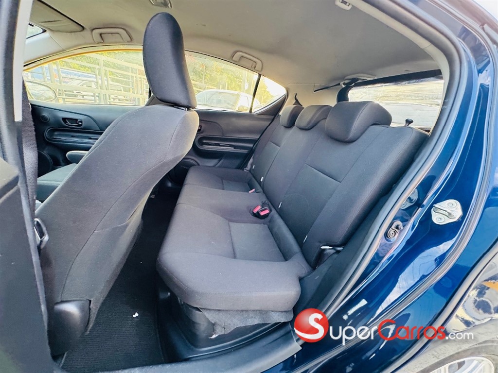 2019 Toyota Aqua Hibrido — foto 6 / 12