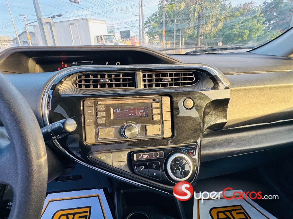 2019 Toyota Aqua Hibrido — foto 11 / 12