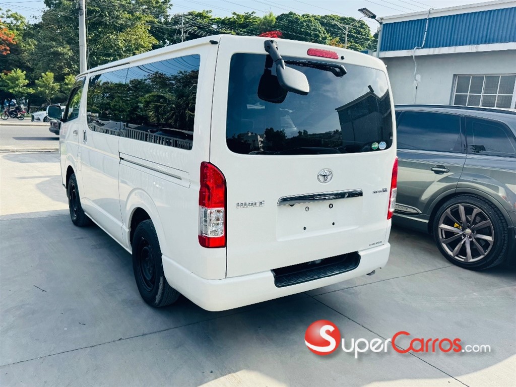 2020 Toyota Hiace GL — foto 4 / 12