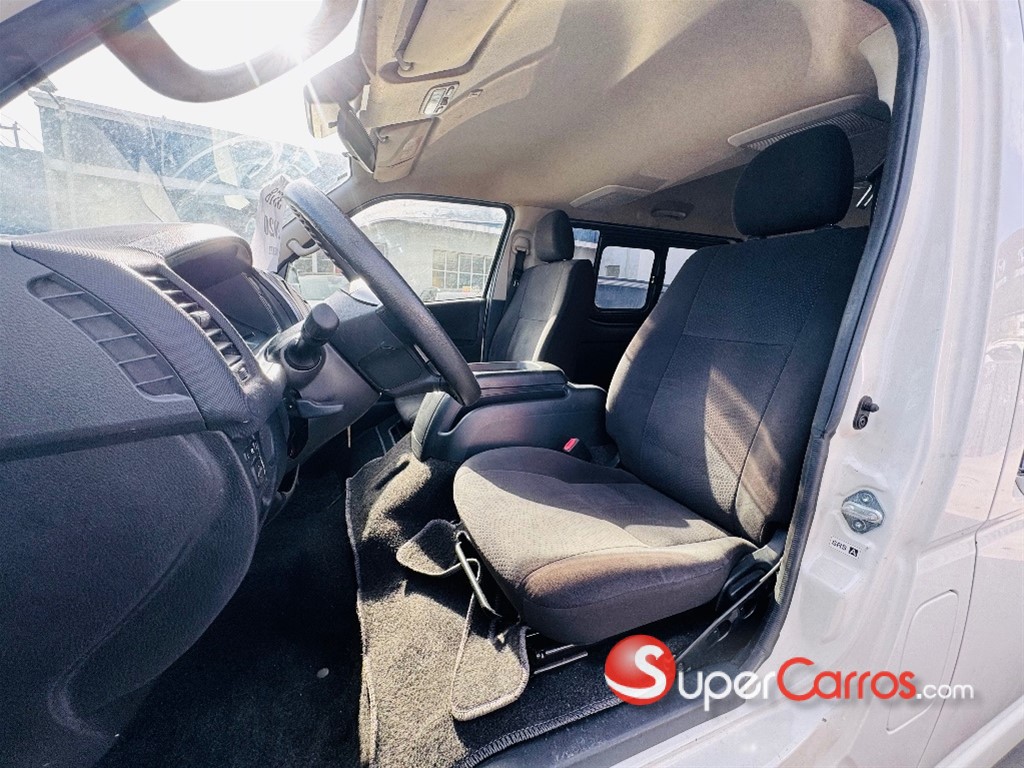 2020 Toyota Hiace GL — foto 7 / 12