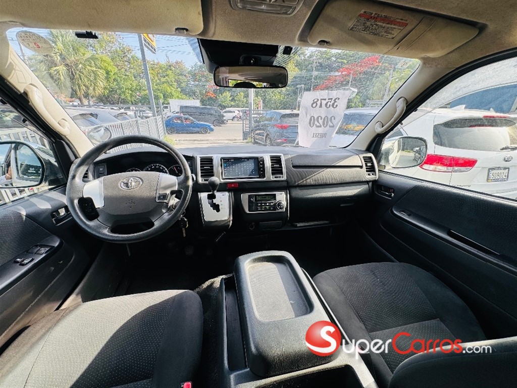 2020 Toyota Hiace GL — foto 8 / 12
