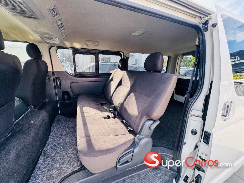 2020 Toyota Hiace GL — foto 9 / 12