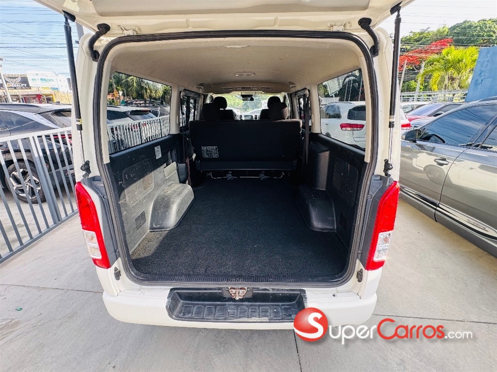 2020 Toyota Hiace GL — foto 10 / 12