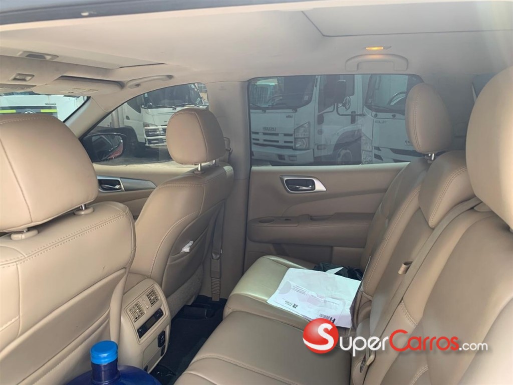 2017 Nissan Pathfinder SL — foto 8 / 12