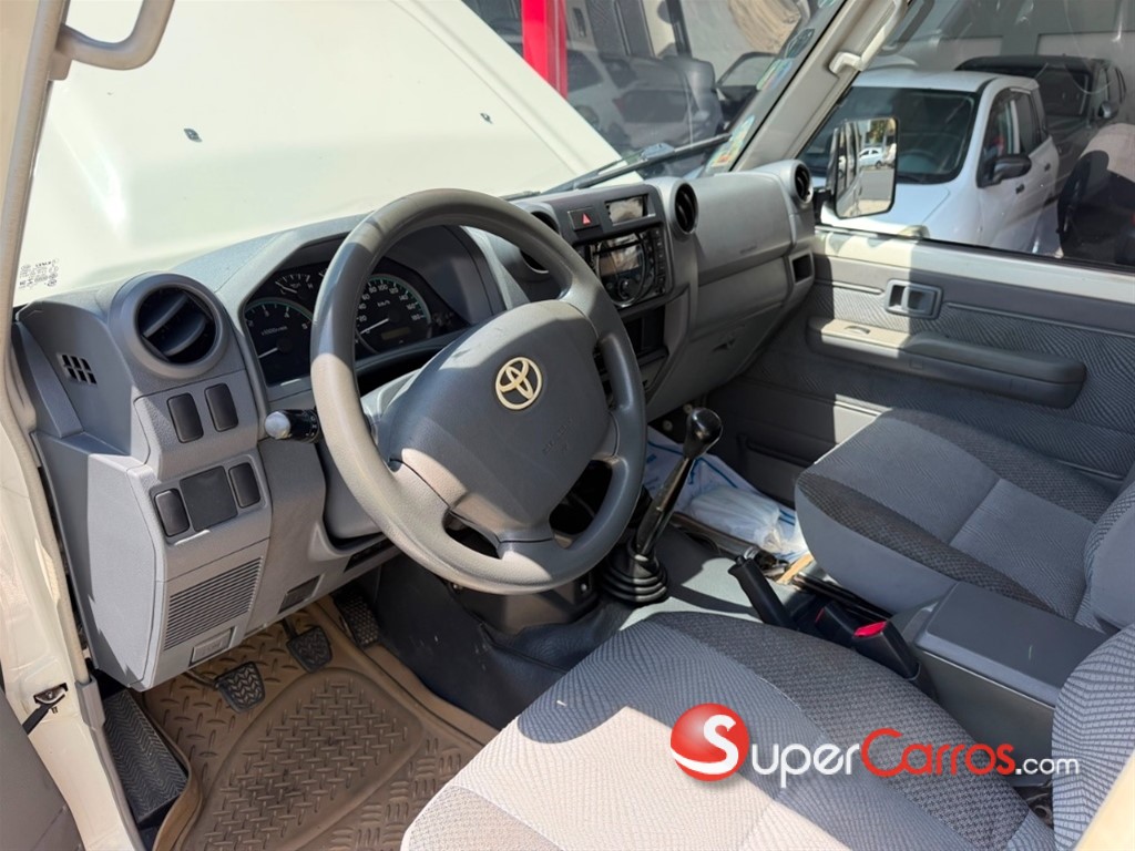 2013 Toyota Land Cruiser — foto 5 / 10