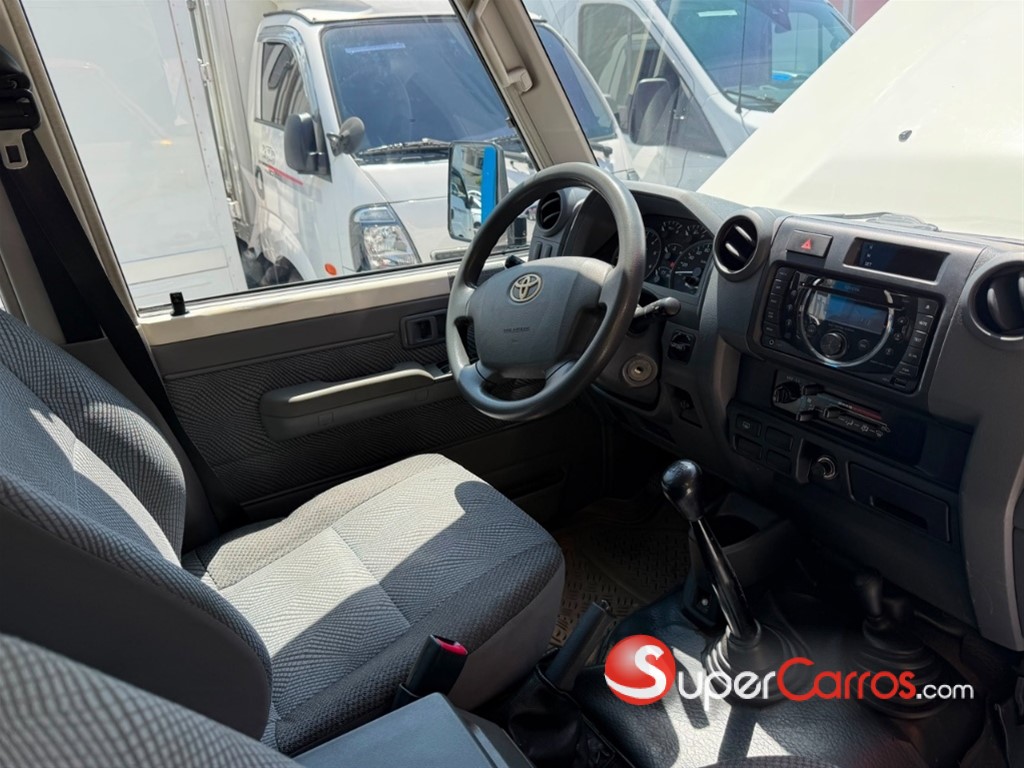 2013 Toyota Land Cruiser — foto 6 / 10