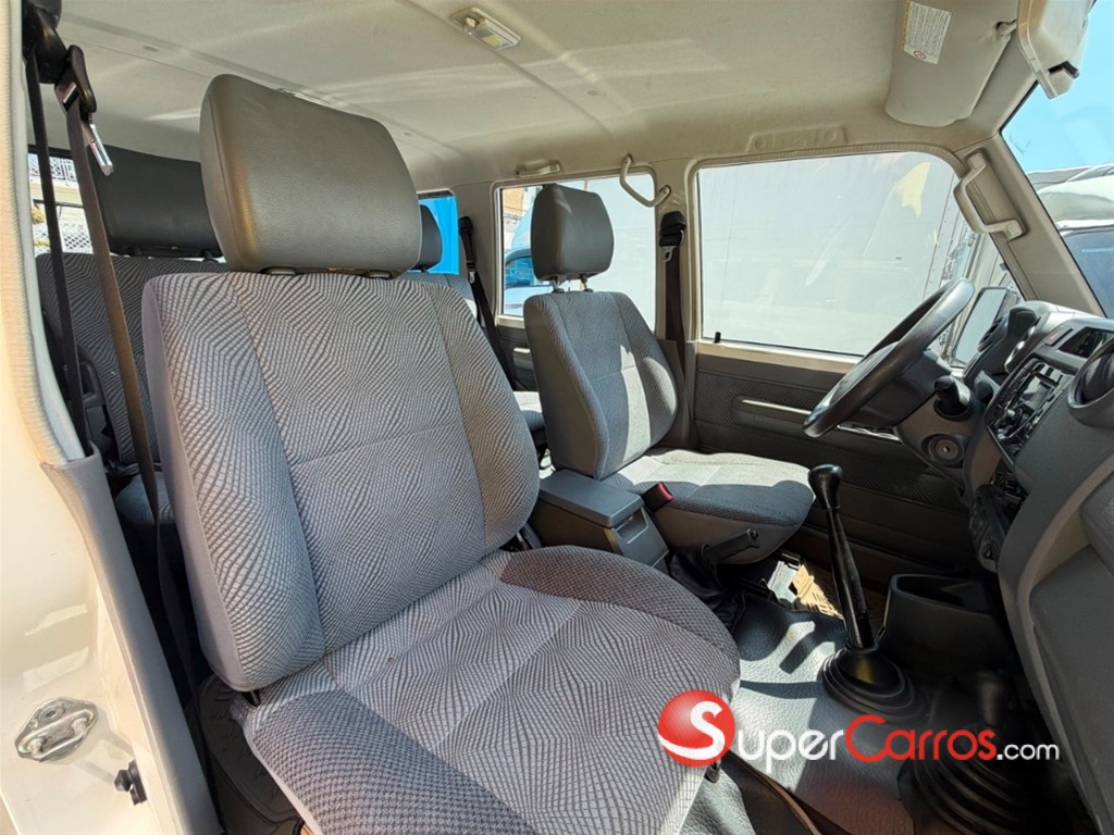 2013 Toyota Land Cruiser — foto 7 / 10