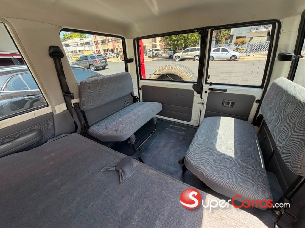2013 Toyota Land Cruiser — foto 9 / 10