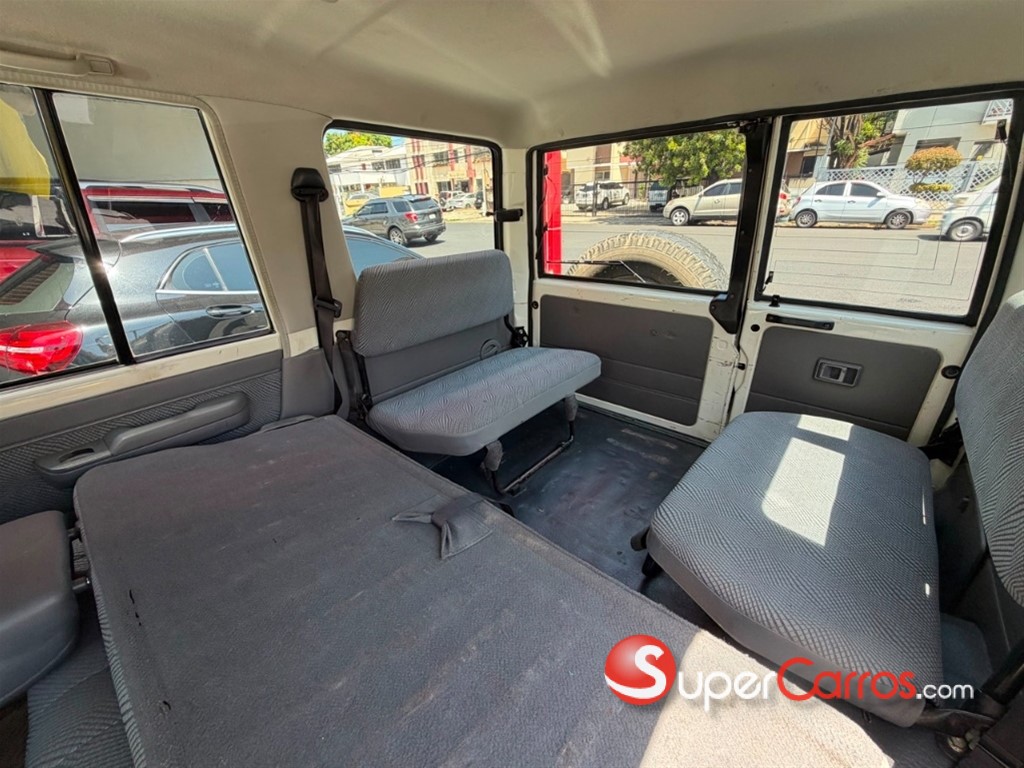 2013 Toyota Land Cruiser — foto 10 / 10