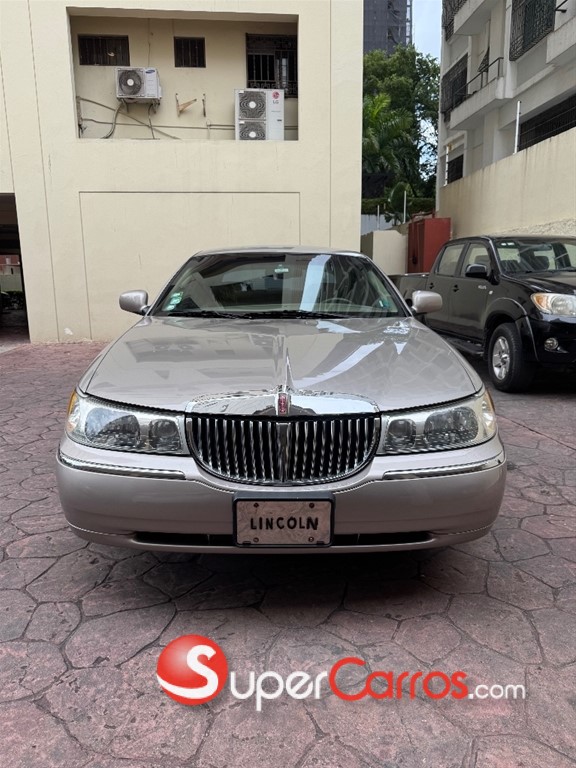 2002 Lincoln Town Car