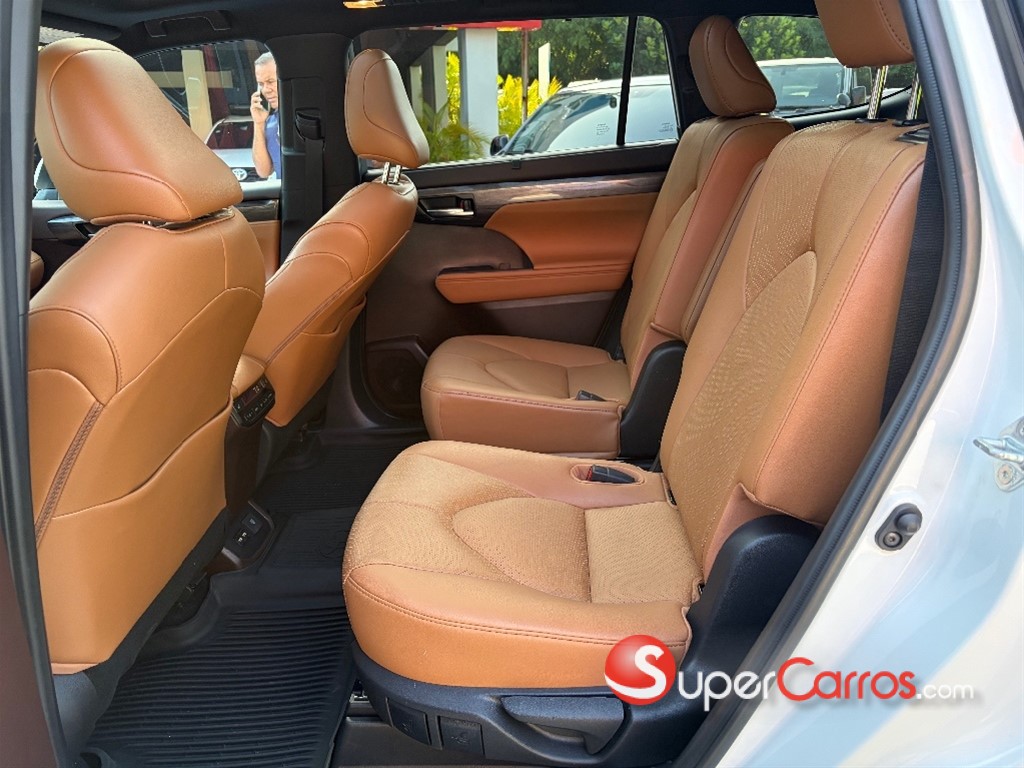 2021 Toyota Highlander Limited Platinum — foto 9 / 12