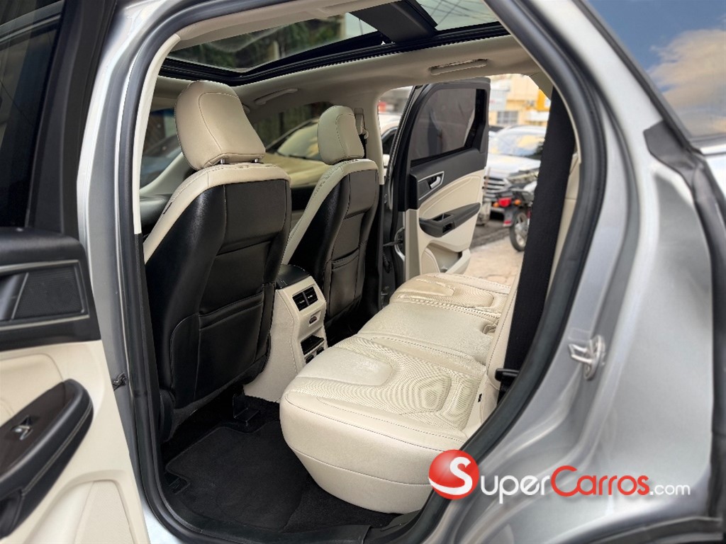 2020 Ford EDGE Titanium — foto 10 / 12