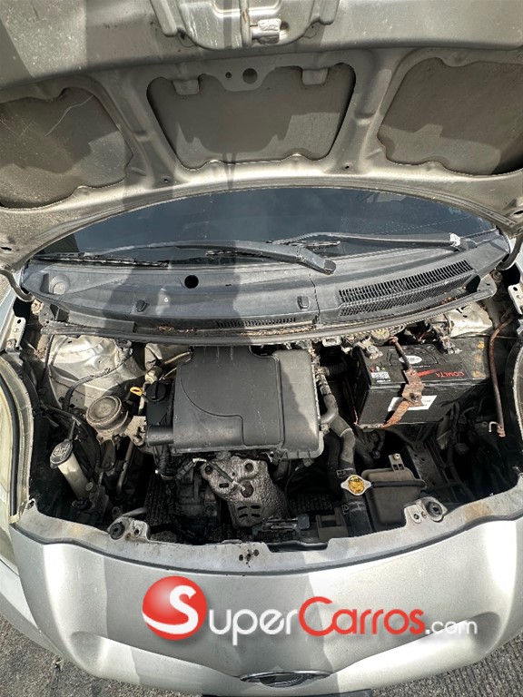 2011 Toyota VITZ — foto 8 / 9