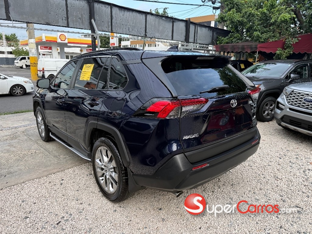 2020 Toyota RAV4 XLE Premium — foto 8 / 12