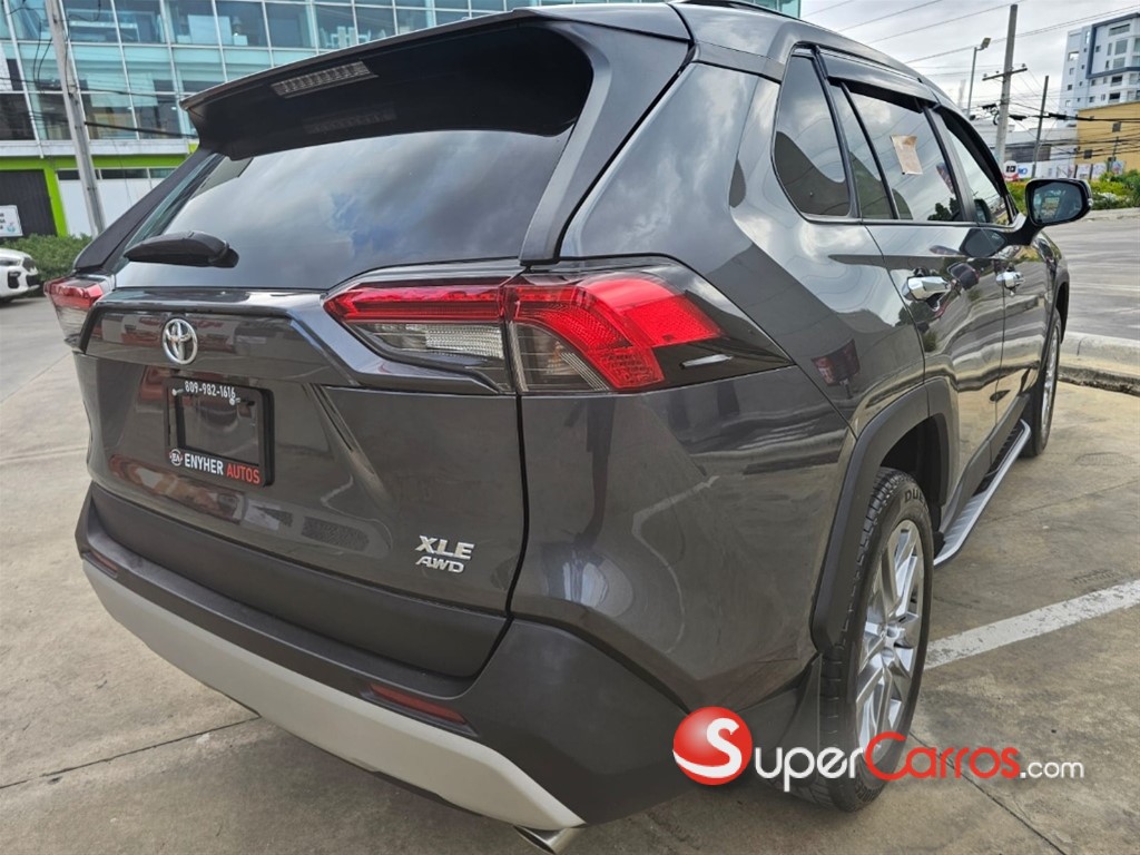 2020 Toyota RAV4 XLE — foto 7 / 12