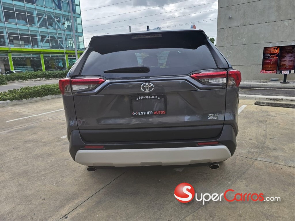 2020 Toyota RAV4 XLE — foto 8 / 12